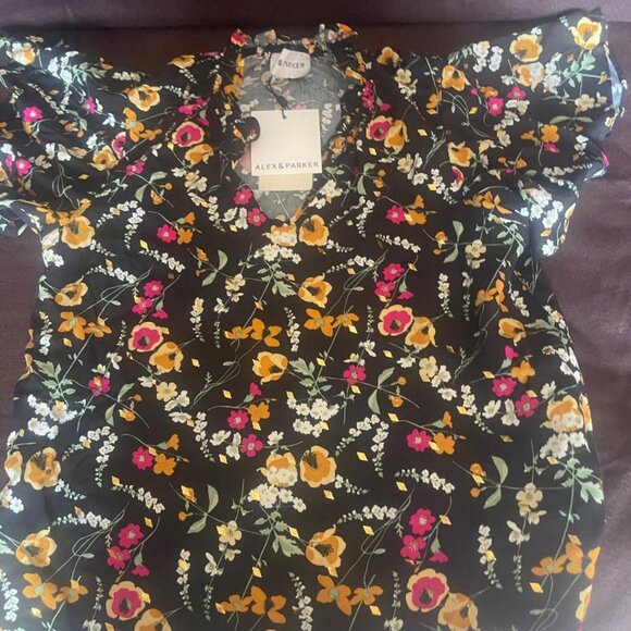 Beautiful New Alex & Parker Floral Blouse - Picture 1 of 5